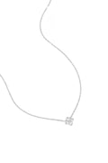 Collana con decorazione a trifoglio